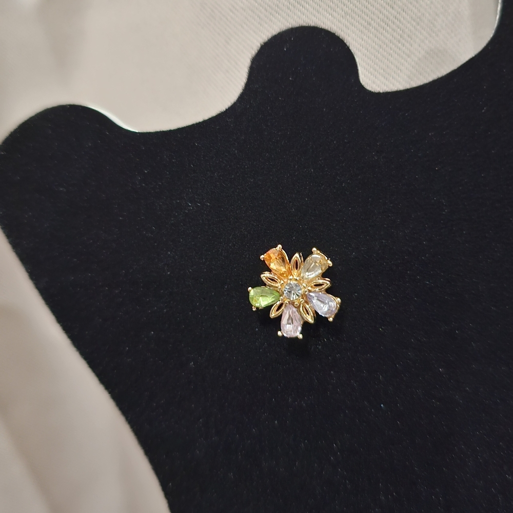 NIP Rhinestone Daisy Flower Stud Earrings Multi-Colored - Picture 4 of 6